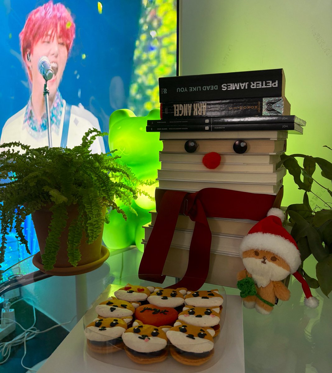 꼭 가고 싶었던 생카!! 디테일과 분위기 최고!! 🎸
쿠키도 맛있었고 마지막날이라 추가로 프린트도 줬어요. 너무 감사합니다! 🥹❤️
One of the coolest birthday cafés I’ve ever been to! 

#영케투더쇼
#영현이의_모든무대를_응원해