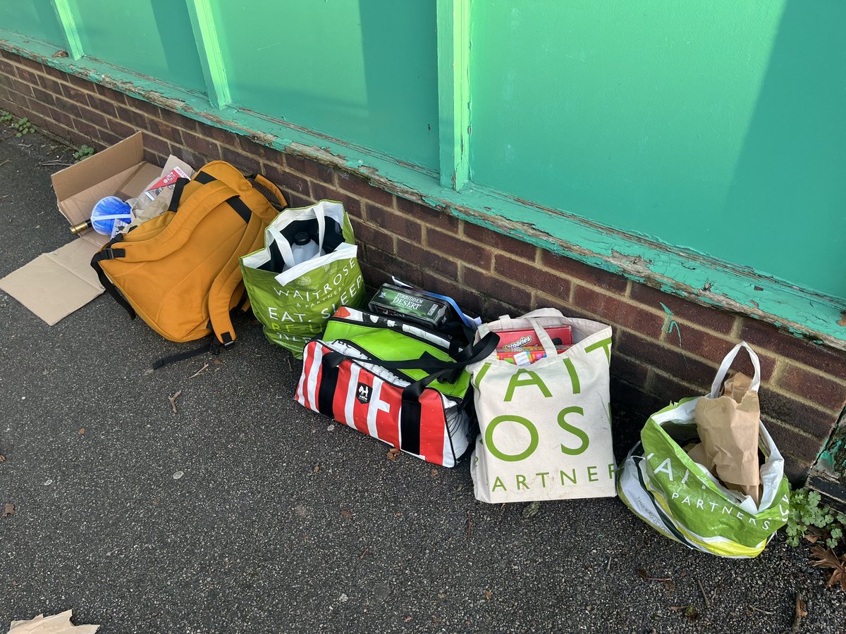 annie_bodo's tweet photo. @LBRUT @LBRuT_Help some guy just emptied his car right into our street last night &amp; dumped all of this, I have moved it out of the street &amp; onto the pavement bit can you please organise for this to be collected? Don’t know why people think it’s ok to just dump their stuff 😡 https://t.co/vsQSrEG1KF