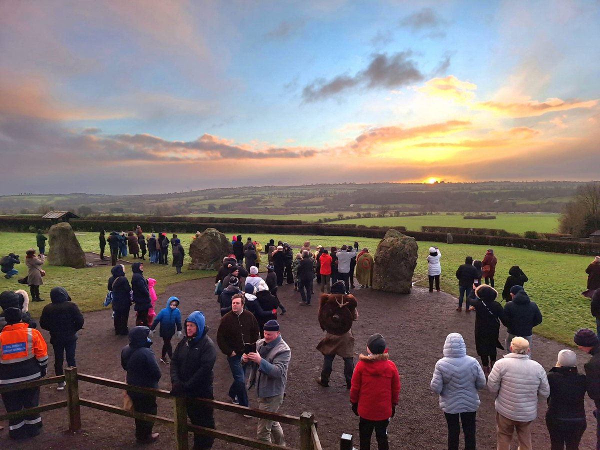 We've been so lucky this #Solstice. Gorgeous sunrise☀️
📷Siobhán 
#NewgrangeSolstice #Newgrange  #WinterSolstice2024