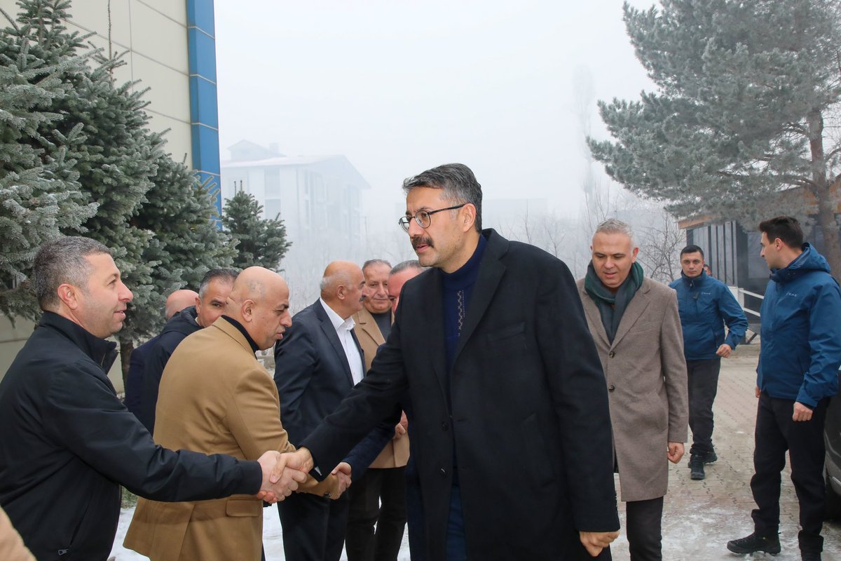 HakkariValiligi's tweet photo. 🔴Vali Ali Çelik, Baskın Süt Fabrikasını Ziyaret Etti
 
📌Vali Ali Çelik, Yüksekova’da faaliyet gösteren ve vatandaşlarımıza istihdam sağlayan Baskın Süt Fabrikasını ziyaret etti. Fabrikanın ortaklarından ve Yönetim Kurulu Başkanı Necip Baskın’dan fabrikanın çalışmaları hakkında bilgi alan Vali Çelik, fabrikanın üretim sürecini ve başarı hikayesini yerinde inceledi.
 
Necip Baskın, fabrikanın 1995 yılında Süt Endüstri Kurumu’nun özelleştirilmesiyle kurulduğunu ve 1996 yılının Mayıs ayında üretime başladığını belirtti. Fabrikanın 2009 yılına kadar eski tesislerle üretime devam ettiğini ifade eden Baskın, bu tarihten itibaren modern tesislere geçiş yaptıklarını ve bu dönüşümün hem kurumsallaşma hem de teknoloji alanında önemli bir dönüm noktası olduğunu vurguladı.
 
Baskın Süt Fabrikası, paket süt hariç, yoğurt, ayran, kaşar peyniri ve yöresel peynir çeşitleri gibi geniş bir ürün yelpazesiyle bölge halkına hizmet vermeye devam ediyor. Vali Çelik’e fabrikanın ürettiği yöresel ürünler ve diğer süt ürünleri ikram edildi.
 
Ziyaret sonunda Vali Ali Çelik, fabrikanın hem yerel ekonomiye hem de istihdama sağladığı katkılardan dolayı duyduğu memnuniyeti dile getirerek, “Rabbim bol kazançlar versin,” temennisinde bulundu ve işletme çalışanlarına başarılar diledi.