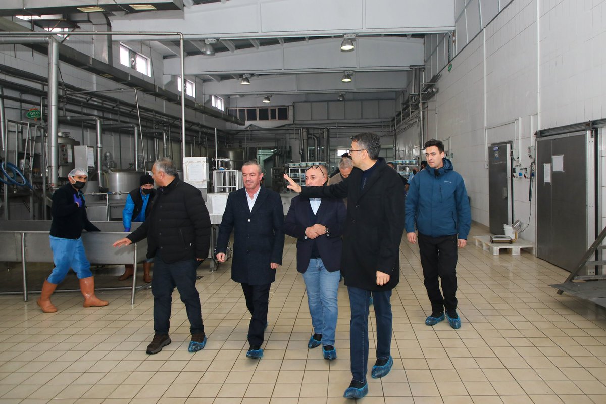 🔴Vali Ali Çelik, Baskın Süt Fabrikasını Ziyaret Etti
 
📌Vali Ali Çelik, Yüksekova’da faaliyet gösteren ve vatandaşlarımıza istihdam sağlayan Baskın Süt Fabrikasını ziyaret etti. Fabrikanın ortaklarından ve Yönetim Kurulu Başkanı Necip Baskın’dan fabrikanın çalışmaları hakkında