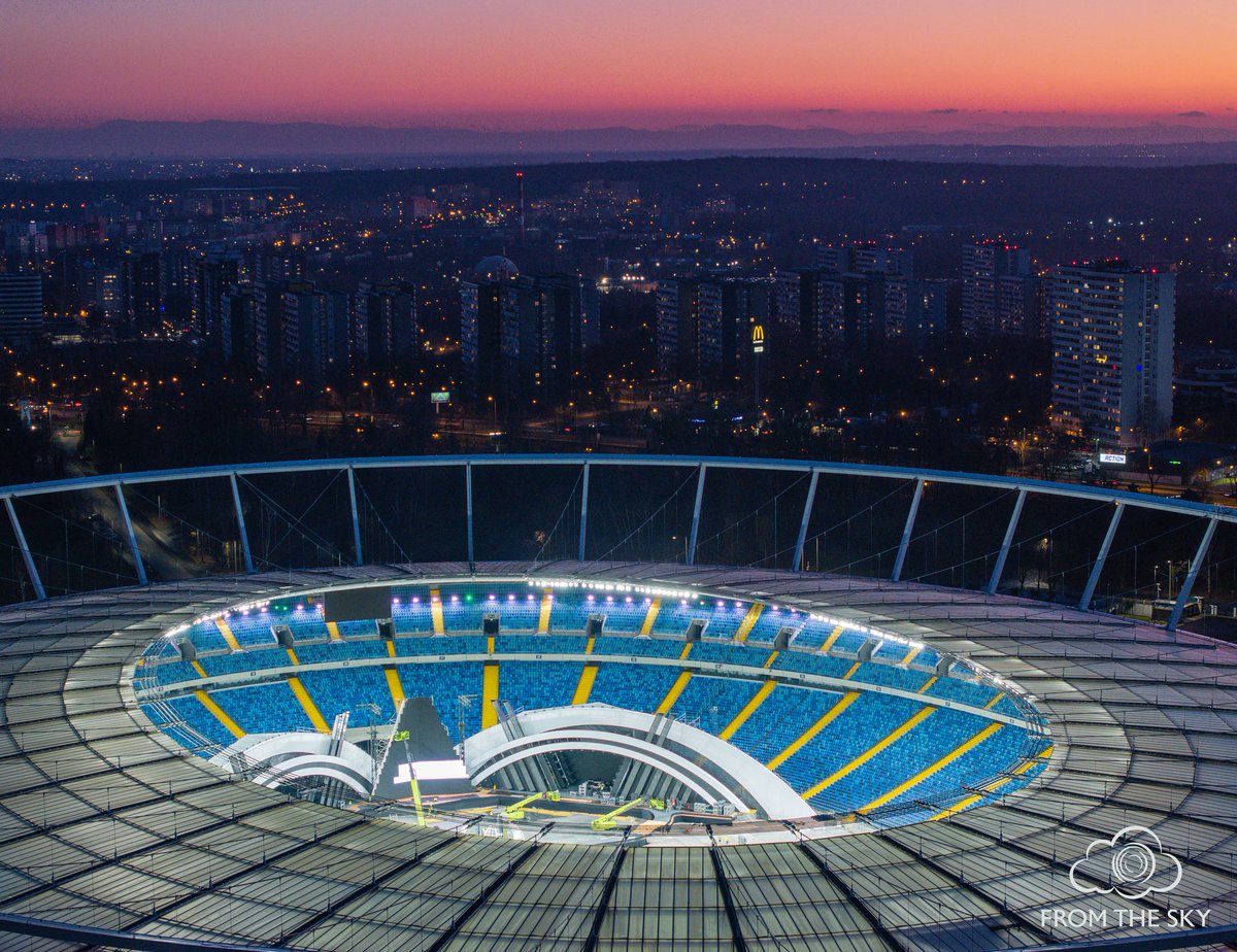 Grubiusz's tweet photo. Stadion Śląski w #Chorzów - sylwestrowa scena w budowie.
W tle os. 1000-lecia w #Katowice.
(fot. Robert Neumann) https://t.co/5BUl3PrBhx