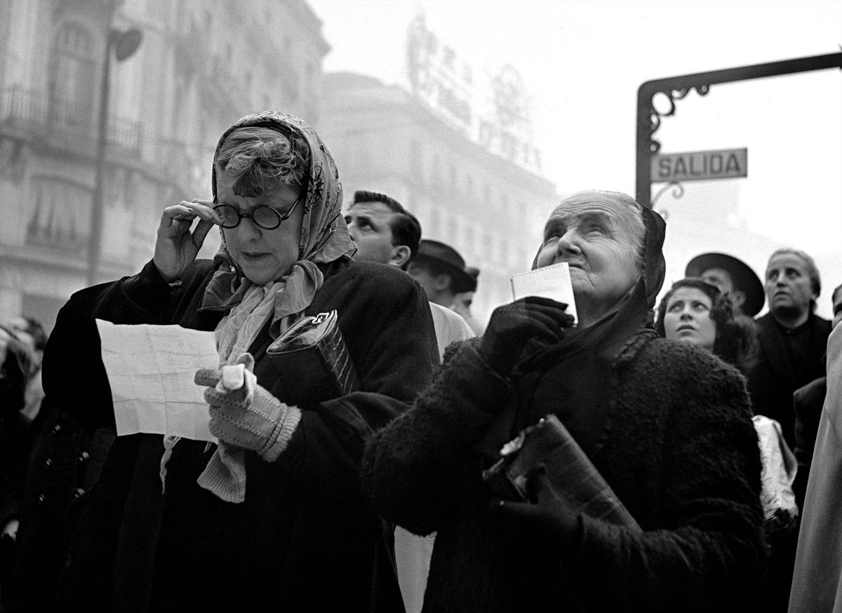 Julieta451's tweet photo. Esperando el Gordo de la Navidad,
Madrid, 1950,
Francesc Català Roca. https://t.co/ruLwJZ0Xzn