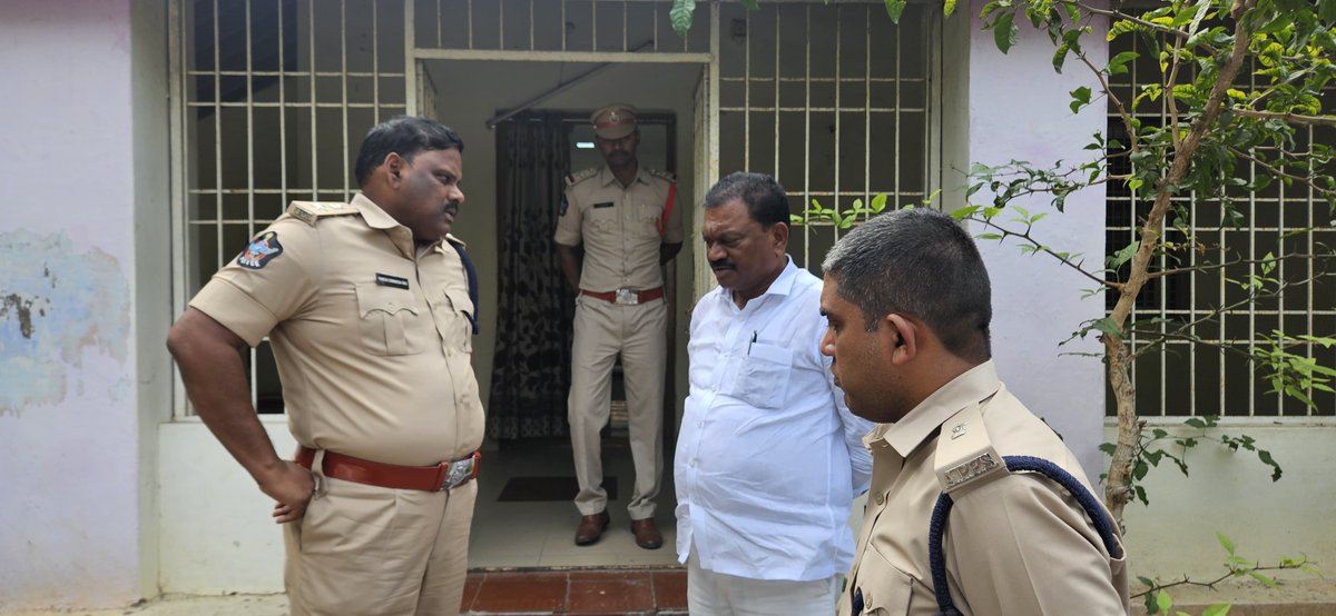 Palnadu_Police's tweet image. దాచేపల్లి అలంకార్ ధియేటర్ సమీపంలో గొఱ్ఱెల పైకి దూసుకెళ్లిన ప్రైవేటు బస్సు ప్రమాదం జరిగిన వెంటనే హుటాహుటిన వెళ్లి స్వయంగా పరిశీలించిన ఎస్పీ శ్రీ కంచి శ్రీనివాస రావు ఐపీఎస్ @APPOLICE100 @dgpapofficial #PALNADU #Dachepalli #Accident #safedrive