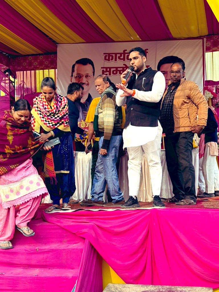 drnishantadv's tweet photo. आज 22.12.2024 को संगम विहार विधानसभा में विधायक उम्मीदवार @DineshMohaniya ji के साथ वार्ड #169 में महिला सम्मान योजना और संजीवनी योजना के रजिस्ट्रेशन ट्रेनिंग दी गई।
@AamAadmiParty @AAPDelhi https://t.co/CbY6P2FFVM