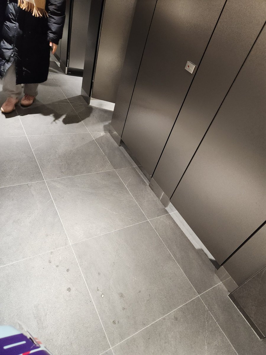 한강진역 블루스퀘어 화장실
지하1층도 사용가능하다고 합니다.
지하철역보다 칸도 압도적으로 많고 화장실 완전 좋아