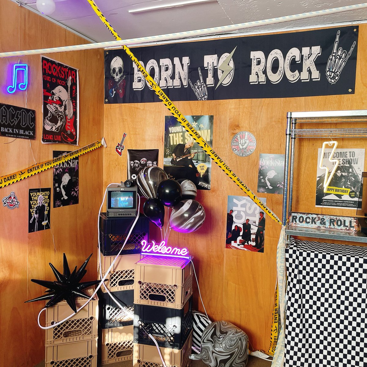 2. 럭드를 다양하게 골랐습니다!
사진에 포스터가 없는데…
포스터는 고르는데 진짜 다 이뻐서💕
고민 할 시간을 달라고 할 정도로 ㅋㅋ 모 두 맘에들었어요
너무 이쁘게 안을 꾸미셨더라구여..👍
친절하시고 따뜻해서 잠시 사진을 찍다가.. 몸도 피곤하고 노곤해져서.. 상수만 돌기로🤣
#영케투더쇼