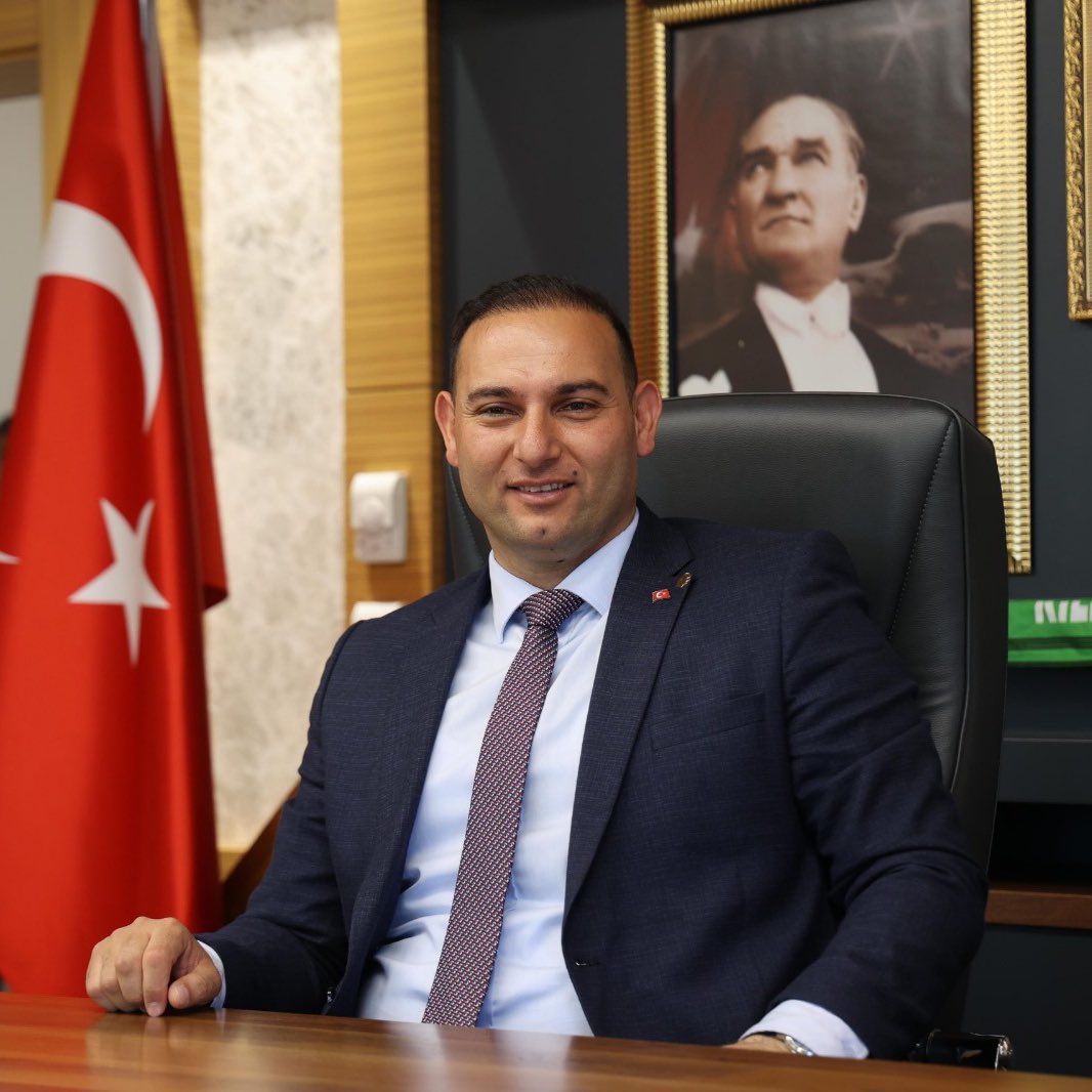 Kilis Belediye Başkanı Hakan Bilecen:

"İlimizde ilkokul 1. sınıfa bu sene başlayan öğrencilerin 3023'ü Türk, 27.048'i Suriyeli.

Suriyelilerin birçoğu maalesef geri dönmek istemiyor."
(Sözcü)