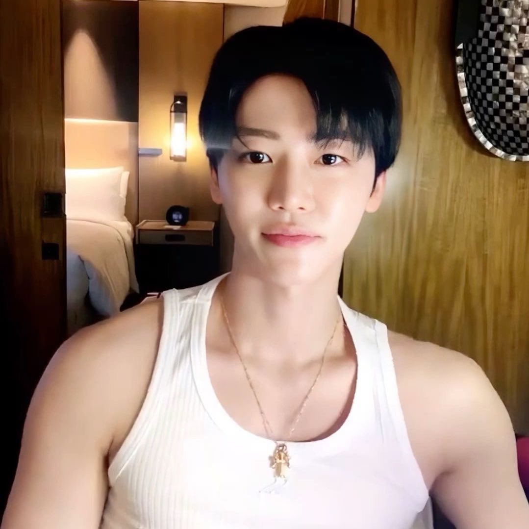 markhandsomer's tweet photo. nahyuck is that you? https://t.co/oFpPM2pRAZ
