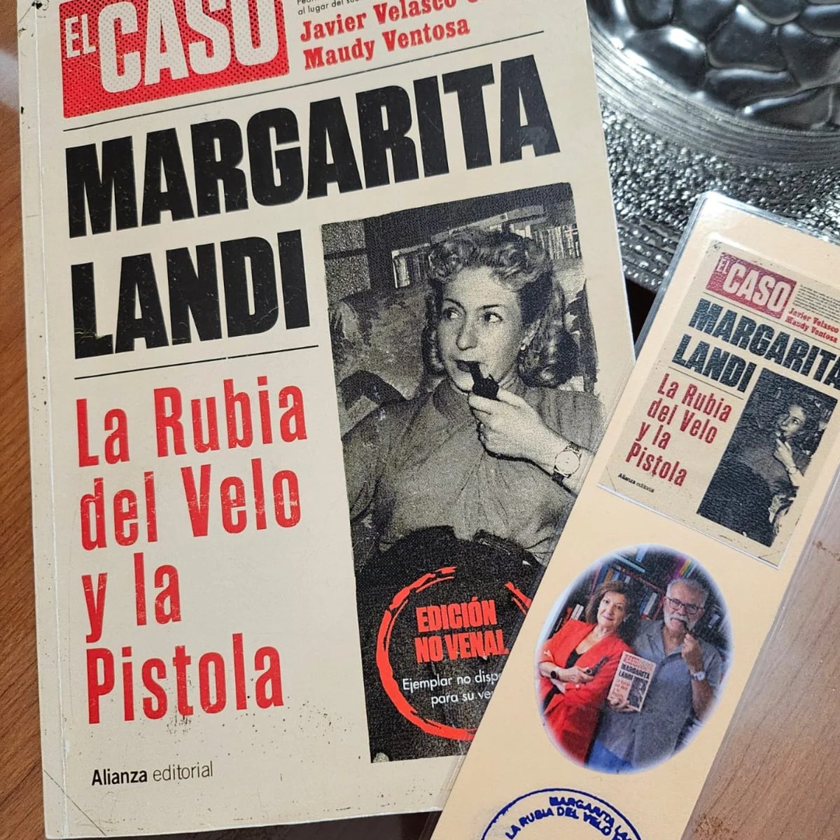Todoliteratura's tweet photo. En la supuesta revista digital Ethic, aparece un artículo de la pseudoperiodista Esther Peñas hablando de Margarita Landi. Un escrito en el que la autora "destripa" completamente el libro "La rubia del velo y la pistola" sin tener la decencia, siquiera, de nombrar a los autores. Por lo menos añade que lo ha publicado Alianza Editorial. El artículo ha sido escrito con Inteligencia Artificial cambiando palabras como pistola por revólver. Además, no sabe ni copiar, se equivoca en la fecha de la Ley de Responsabilidades Políticas que dice que se aprobó en 1969 en vez de el 9 de febrero de 1939. ¡No conoce ni nuestra propia historia! También hierra con las fechas del Interviú. Periodistas como la susodicha deberían retirarla el carnet de periodista y la revista que se autodenomina "ética" es de una ramplonería aplastante y de una bajeza moral absoluta, colaboradora necesaria del poder más rancio.
Es de agradecer que se hagan eco de una biografia bien documentada; la única autorizada por la familia, que ha supuesto para Javier Velasco Oliaga y Maudy Ventosa muchos meses de trabajo.
La próxima vez, señora Peñas, no olvide quién se documenta para escribir una biografía y deje algo para que puedan descrubrirlo los lectores. Roba la información y no es capaz de entrecomillar los datos que, evidentemente, no son suyos porque no sabe ni escribir. Solo lo hace con Inteligencia Artificial. @azuvalletietar @Todoliteraturas @Joliaga