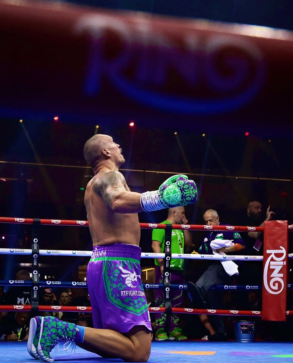 - Olimpiyat altın madalya sahibi
- Tartışmasız kruvazör sıklet şampiyonluğu
- Tartışmasız ağır sıklet şampiyonluğu
- Daniel Dubois'yı yendi.
- Anthony Joshua'yı 2 kez yendi
- Tyson Fury'i 2 kez yendi
- Namağlup

Oleksandr Usyk, tarihin en büyük boksörlerinden biri! 🐐 🏆