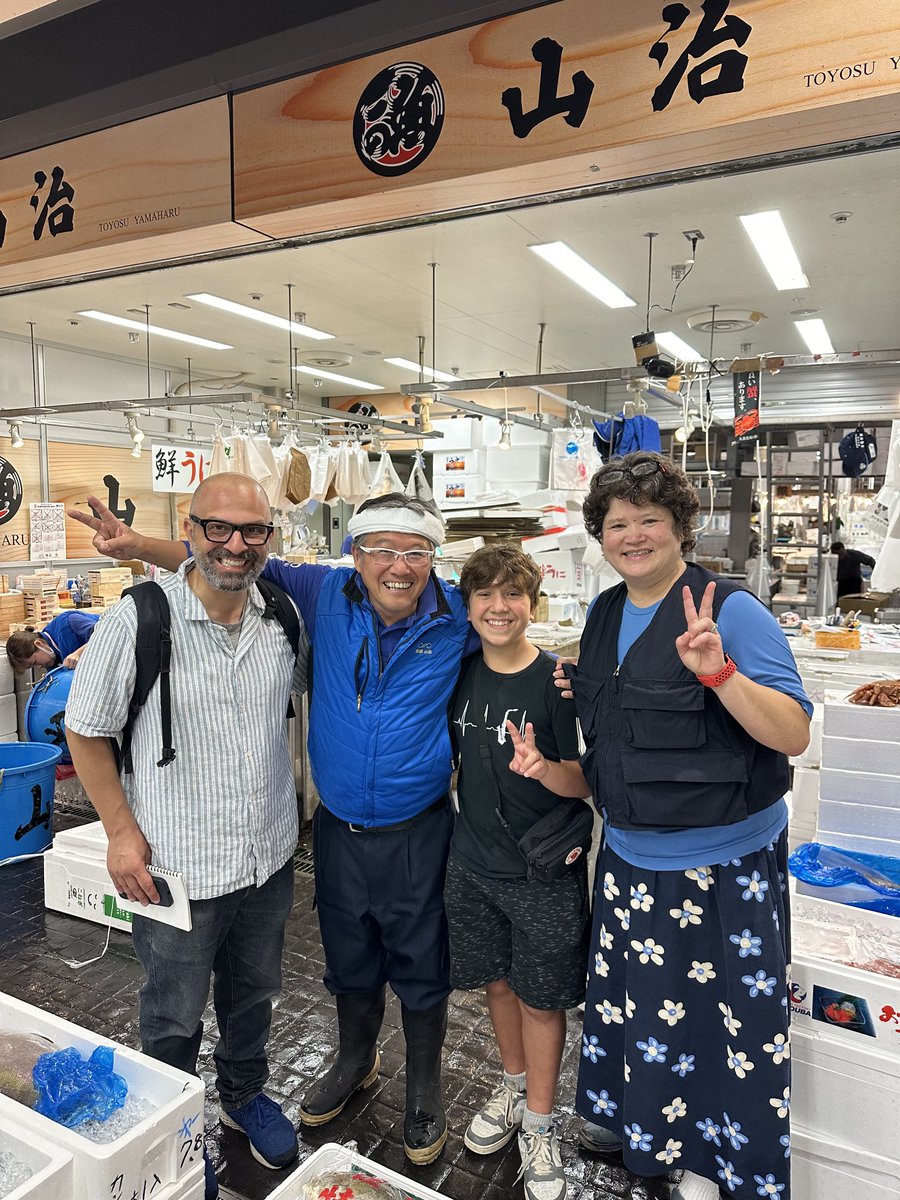 🌾Food Sake Tokyo🍙🌻坂本ゆかり (@yukarisakamoto) on Twitter photo Excellent article on #Toyosu Market in the current issue of <a href="/TheEconomist/">The Economist</a>. Journalist <a href="/jonfasman/">Jon Fasman</a> with president Yamazaki of Yamaharu specializing in seasonal #seafood.
economist.com/christmas-spec…
#Japan #Japanesefood #豊洲 #豊洲市場 #山治 Excellent article on #Toyosu Market in the current issue of <a href="/TheEconomist/">The Economist</a>. Journalist <a href="/jonfasman/">Jon Fasman</a> with president Yamazaki of Yamaharu specializing in seasonal #seafood.
economist.com/christmas-spec…
#Japan #Japanesefood #豊洲 #豊洲市場 #山治