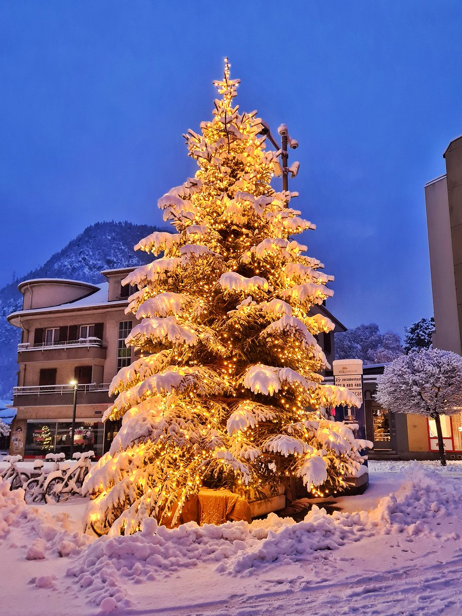 Alpenweerman's tweet photo. Winterse kerstsfeer in #Visp (650m) in het Rhonedal #Oberwallis vanmorgen in aller vroegte 🇨🇭
📷 via FB Patrick Henzen https://t.co/lAkXiUhLDc