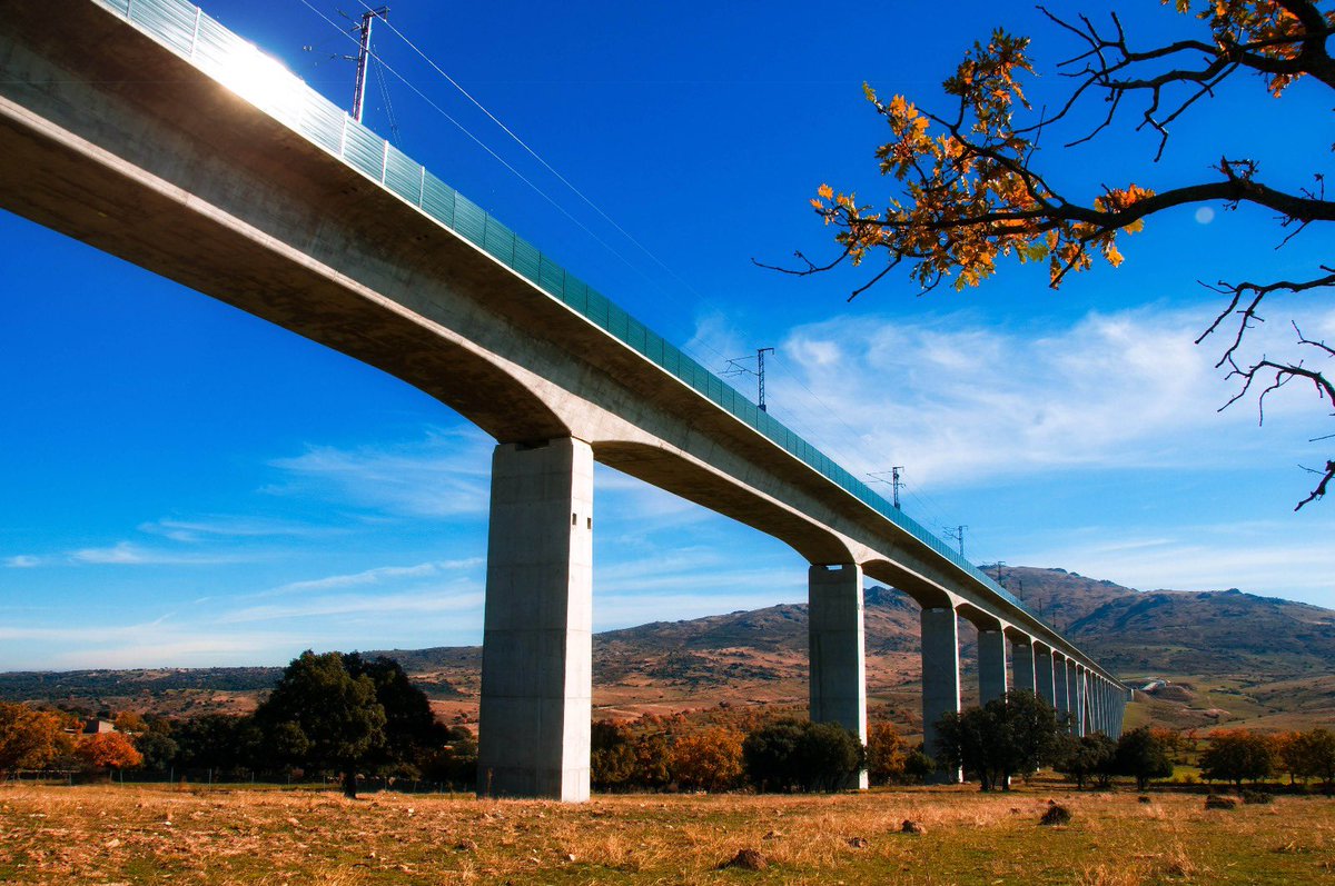 oscar_puente_'s tweet photo. Se cumplen 17 años de la llegada de la alta velocidad a Valladolid. Y, en este tiempo, @Renfe ha movido más de 31,1 millones de viajeros. 
La nueva estación de Valladolid-Campo Grande como nodo del corredor norte de Alta Velocidad, marcará el siguiente hito en la historia. https://t.co/kVydkU1ZwY