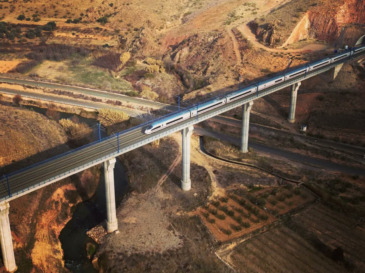 oscar_puente_'s tweet photo. Se cumplen 17 años de la llegada de la alta velocidad a Valladolid. Y, en este tiempo, @Renfe ha movido más de 31,1 millones de viajeros. 
La nueva estación de Valladolid-Campo Grande como nodo del corredor norte de Alta Velocidad, marcará el siguiente hito en la historia. https://t.co/kVydkU1ZwY