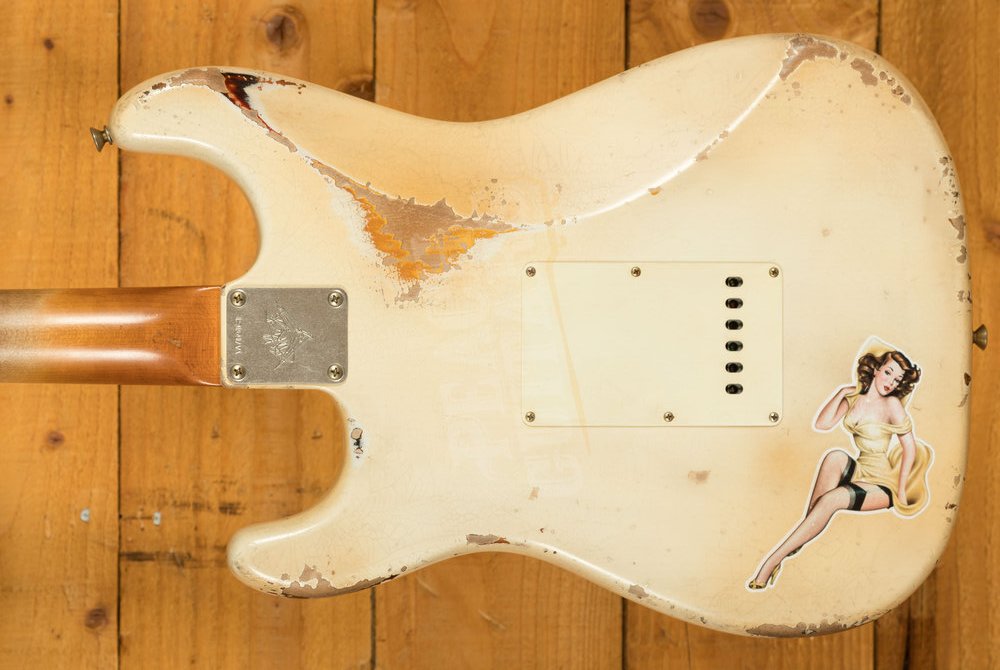 MASA_YAMA62's tweet photo. @Bender_1969_NOS 白の方のステッカーはFender マスタービルダーのVincent Van Trigtのストラトに貼ってました。

黒の方は、雰囲気が白と同じ感じで違う種類のステッカーを探して貼って、白と黒のピンナップガール・ストラトにしてみました😅 https://t.co/bBFug5vgWD