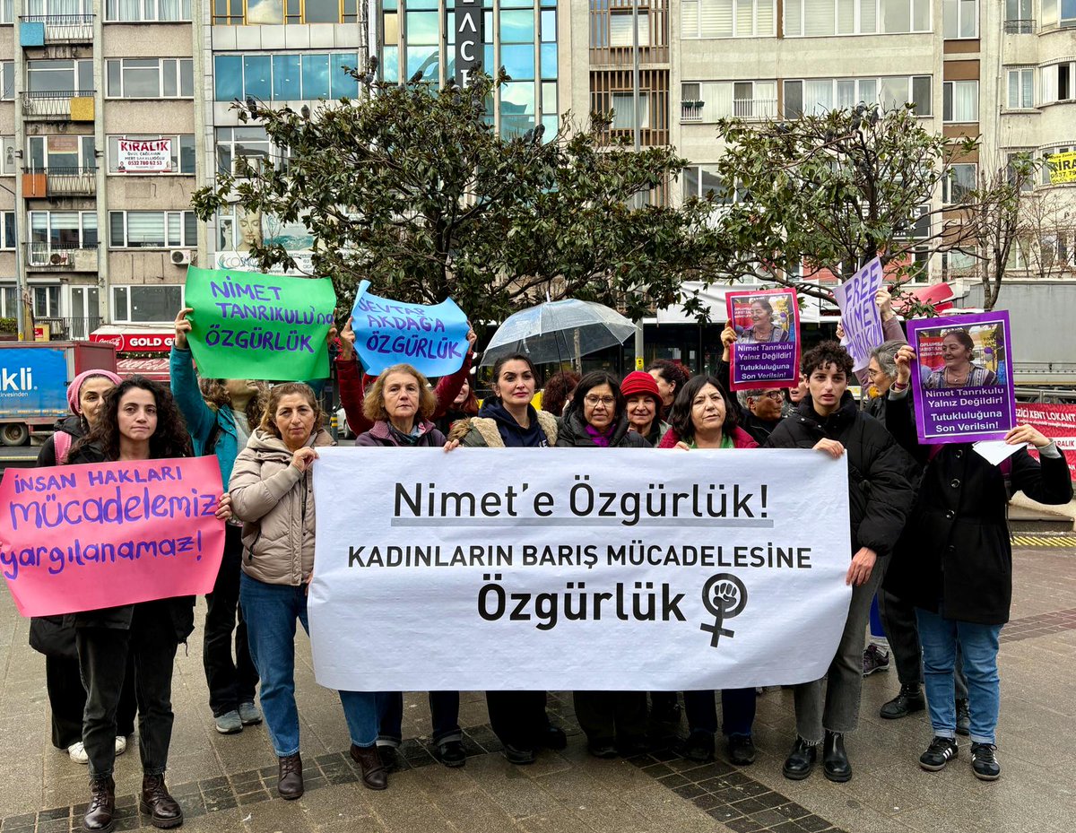 MorSarmasik's tweet photo. Nimet Tanrıkulu’na özgürlük!

Tutuklanan insan hakları savunucusu Nimet Tanrıkulu için kadınlar olarak İstanbul Şişli’de basın açıklaması gerçekleştirdik ve kartlarımızı yolladık.

Nimet’e özgürlük! Kadınların barış mücadelesine özgürlük! https://t.co/SXcsfYD4pr