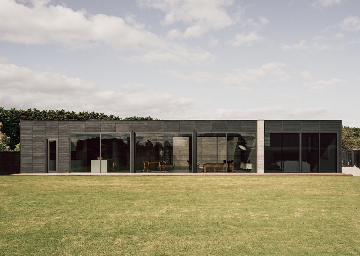 Archello's tweet image. Thirteenth Beach House by @mg_mgao is a courtyard-focused retreat clad in black-stained timber, offering privacy amidst a growing housing estate. 
buff.ly/3BHUQ7F

#RammedEarth #SustainableArchitecture #CourtyardLiving