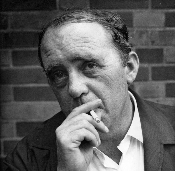 „Das Schlimmste, das ich kenne, ist Untertänigkeit oder der Wunsch, sich unbedingt zu unterwerfen, dieses Mitmachen, Mitlaufen, Mitsingen, Mitmarschieren und dabei auch noch in eine peinliche Euphorie verfallen.“

Heinrich Böll, 
geboren am 21. Dezember 1917 
in Köln.