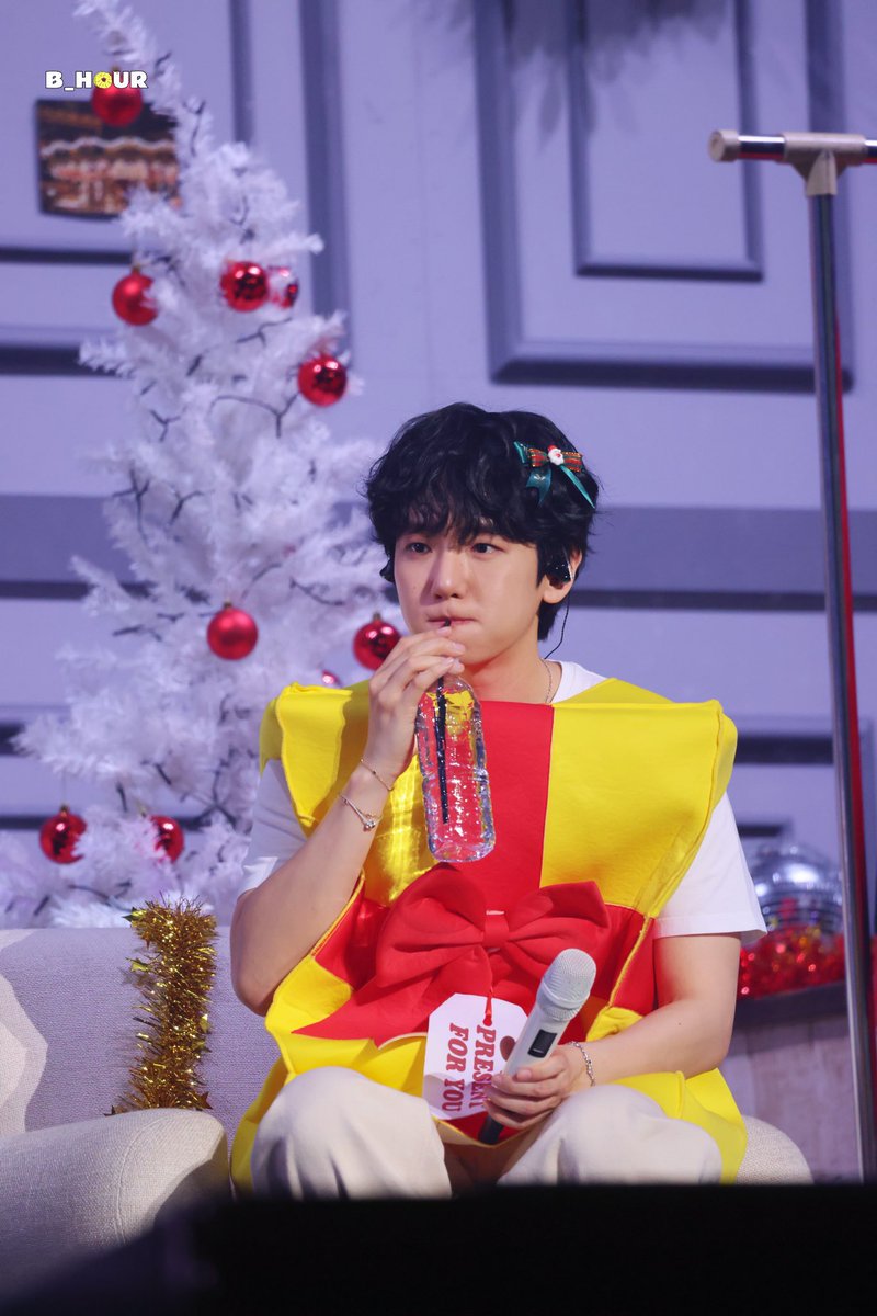 내가 물마시는 백현이를 10년 넘게 귀여워하고있다고