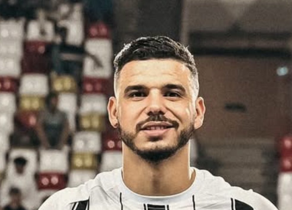 مع احترامي  للادارة التي لا تفهم معنى النجاح حتى هذه اللحظة وجود هذه اللاعب في قائمة الفريق هي بصمه عار في حق الجمهور الذي تطاول عليه وتطاول على الادارة سابقه وتم الاستغناء عنه وها هو يعود  من جديد كي يمارس هوايته بتجاوزه الخطوط الحمراء لن نرضى بتصرفاته التي لا يقبلها جمهور الفخر