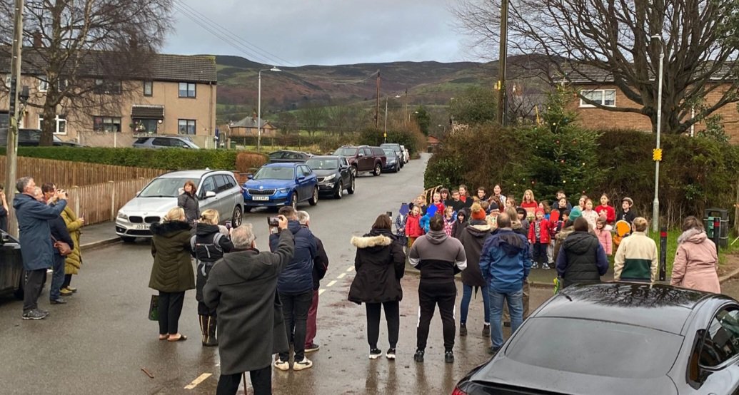 ysgolgellifor's tweet photo. The children finished off the term by singing a selection of Christmas Carols by the community Christmas tree on Friday afternoon 🎄
The cold and wet weather didn't stop them all from singing as beautifully as they did 🎶 🌟🎄🌟🎶 @ysgolgellifor https://t.co/RY1YnsRSp7