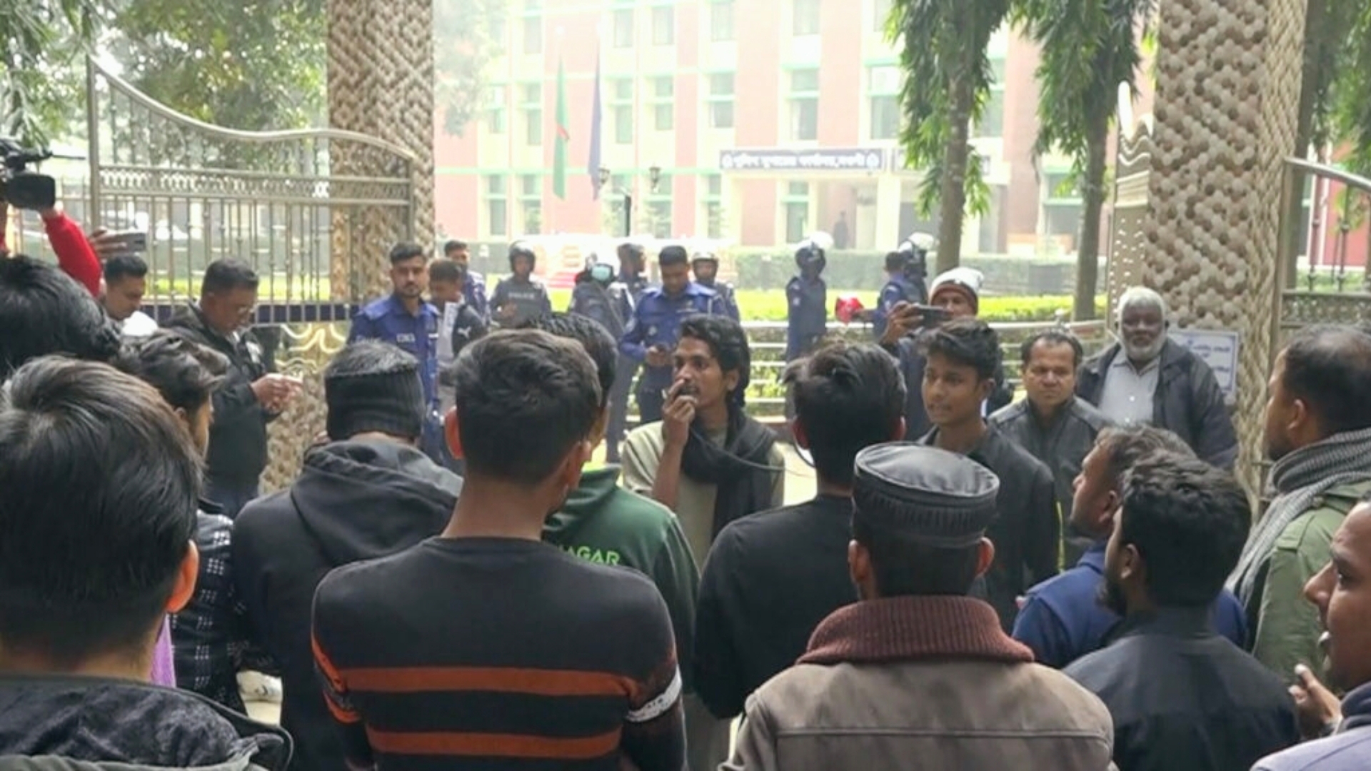 নওগাঁয় ৯ দাবিতে পুলিশ সুপারের কার্যালয়ের সামনে অবস্থান বৈষম্যবিরোধী ছাত্রদের