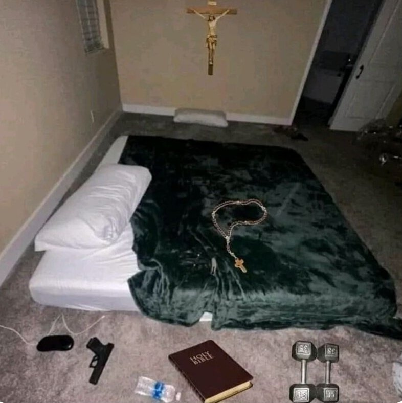 alexeixbt's tweet photo. Guys will make $4.3M in crypto and still live like this. https://t.co/jRDnAvuviB