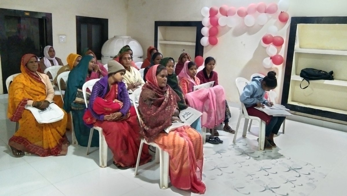 MahfishB's tweet photo. आज ओरछा में जाकर महिलाओं को बाल विवाह के बारे में बताया साथ ही उन्हें महिला हेल्पलाइन नंबर के बारे में बताया एवं सभी को अपने अधिकारों के प्रति जागरूक किया। 
#ISupportChildRights
#ChildRightsWeek2024
#NSSAawajUNICEF
#7Days7Issues
#voicesforchildprotection https://t.co/ZbQZKjaChP