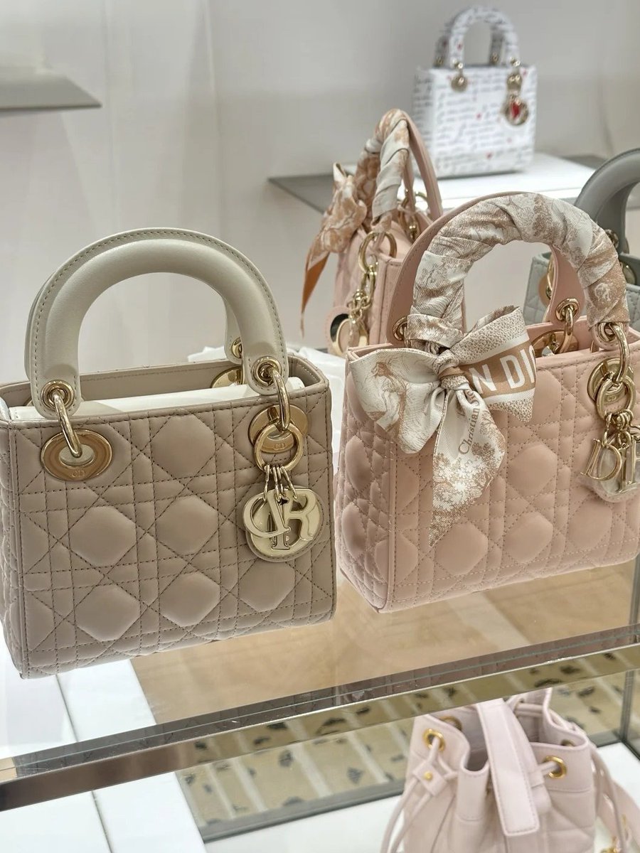Esmeralda8721's tweet photo. "Step into elegance with Dior. 💎👜 #DiorVibes #FashionIcon" https://t.co/8Kjwh0V1ZR