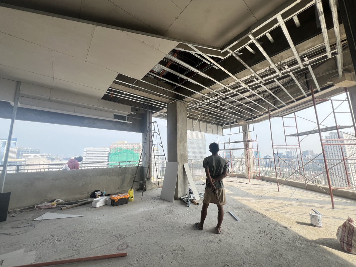 Yuhei_Teramoto's tweet photo. 【CBEAキャンパス移転拡大 工事スタート🏫】

Cebu ITpark 近郊の間もなく完成の新築ビルに移転します🙌
学校キャンパスは最上階ワンフロア全面を使用します。

今まで小規模校であった Cebu Business English Academy
生徒様の受入れ人数を現在の5倍以上となるように、キャンパス移転を進めています！！

今まで敢えて設置をしていなかった、

⚫︎学生寮
⚫︎社員寮
⚫︎コンドミニアム寮
⚫︎ホテル寮

を同ビル内に設置します！！

一階にはレストランも複数入り、便利なITparkも徒歩圏内。直ぐ近くには当社が運営する託児所もあります。

今までのCBEAの規模から見ると約10倍程度のイメージです！

そして今まで同様にコールセンターとBPOセンターも併設します。
年明けからは【0円留学生】の大量募集も開始します㊗️

ここに組織強化に向けて日本側で新規設立中の【株式会社国際教育支援機構】のパワーが重なります。

今後は留学エージェントの皆様方の力も大いにお借りします。
法人向けオンライン英会話サービスの代理店販路も拡大します。
0円留学 公式ホームページも間もなくリリースします！

クリスマスや年末年始に浮かれている余裕は有りません。
来年に向けて爆裂に仕事しようと思います！！！