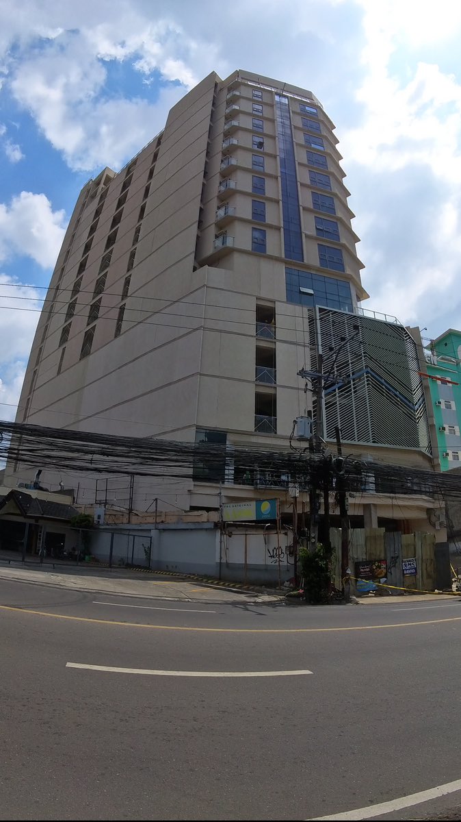 Yuhei_Teramoto's tweet photo. 【CBEAキャンパス移転拡大 工事スタート🏫】

Cebu ITpark 近郊の間もなく完成の新築ビルに移転します🙌
学校キャンパスは最上階ワンフロア全面を使用します。

今まで小規模校であった Cebu Business English Academy
生徒様の受入れ人数を現在の5倍以上となるように、キャンパス移転を進めています！！

今まで敢えて設置をしていなかった、

⚫︎学生寮
⚫︎社員寮
⚫︎コンドミニアム寮
⚫︎ホテル寮

を同ビル内に設置します！！

一階にはレストランも複数入り、便利なITparkも徒歩圏内。直ぐ近くには当社が運営する託児所もあります。

今までのCBEAの規模から見ると約10倍程度のイメージです！

そして今まで同様にコールセンターとBPOセンターも併設します。
年明けからは【0円留学生】の大量募集も開始します㊗️

ここに組織強化に向けて日本側で新規設立中の【株式会社国際教育支援機構】のパワーが重なります。

今後は留学エージェントの皆様方の力も大いにお借りします。
法人向けオンライン英会話サービスの代理店販路も拡大します。
0円留学 公式ホームページも間もなくリリースします！

クリスマスや年末年始に浮かれている余裕は有りません。
来年に向けて爆裂に仕事しようと思います！！！