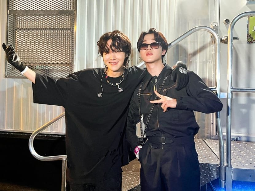 mhereonlyforbts's tweet image. Hoseok and Jimin have won at the 2024 "Channel R Awards"!

🏆Best Collaboration: j-hope, Gaeko &amp;amp; YOON MIRAE - 'NEURON'
🏆Best Solo Artist: Jimin - 'WHO'

CONGRATULATIONS J-HOPE
CONGRATULATIONS JIMIN
BEST COLLAB DUO
BEST SOLO ARTIST