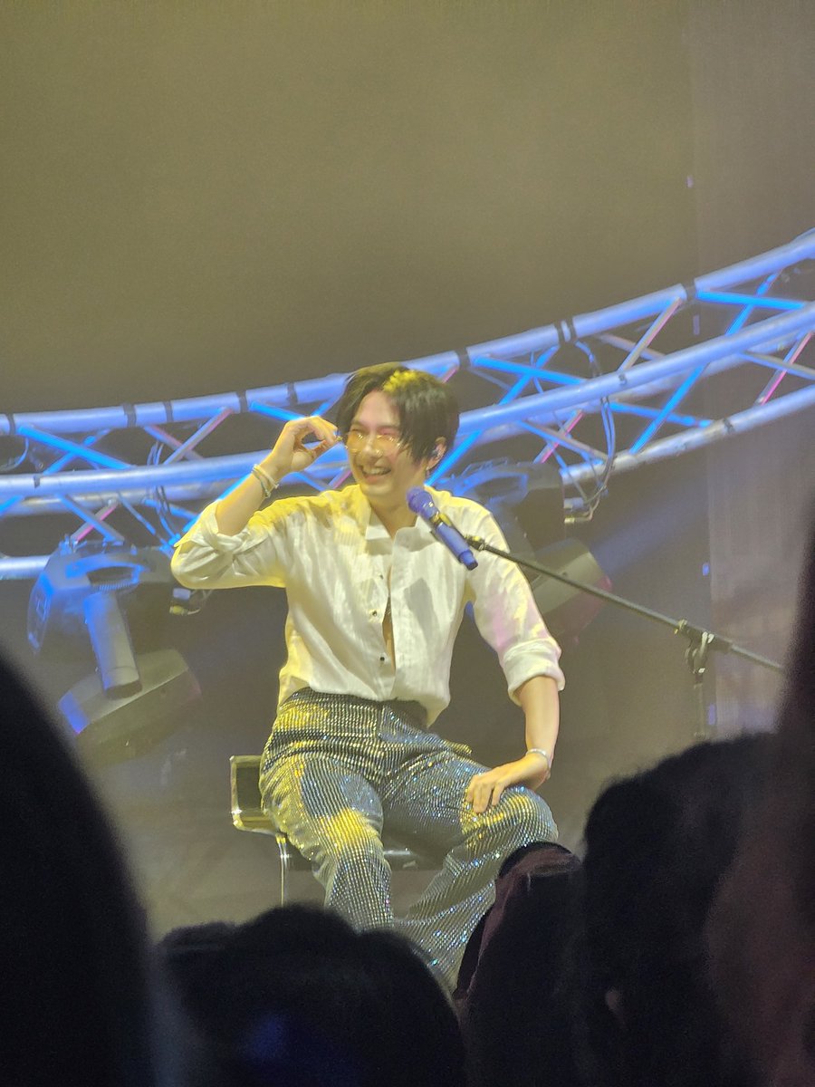 code_biu's tweet image. Handsome
But please put these three buttons back on your shirt😒

BUILD SHINE ON STAGE
#CanYouGleamTonight #BuildJakapan  #Beyourluve