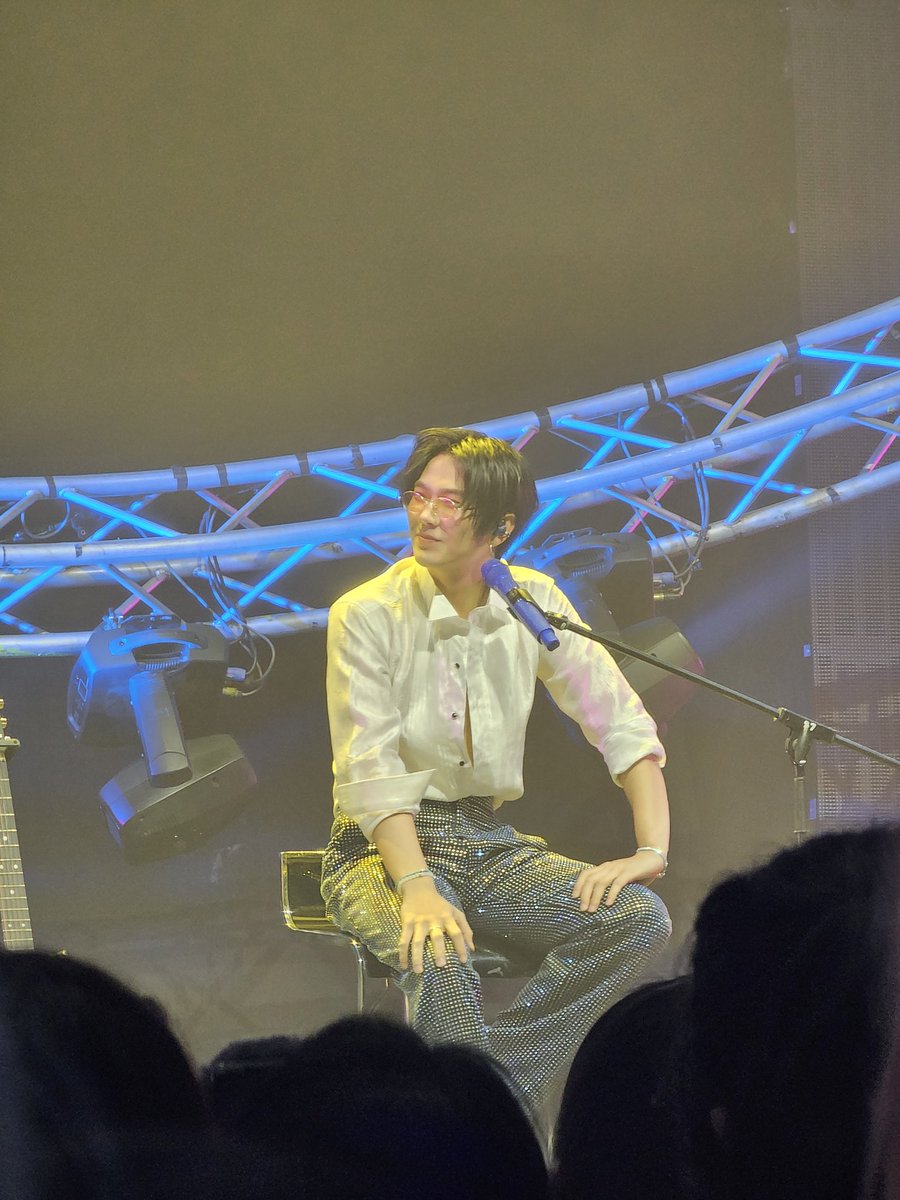 code_biu's tweet image. Handsome
But please put these three buttons back on your shirt😒

BUILD SHINE ON STAGE
#CanYouGleamTonight #BuildJakapan  #Beyourluve