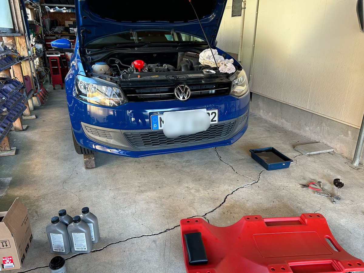 happygarage10's tweet photo. 毎年恒例の年末作業で奥さんの車オイル交換

ディーラーに頼むと工賃が2万近いので😅
#L285v #ライトウェイトFR #オイル交換 #ポロ https://t.co/dzsZ6ej6tm