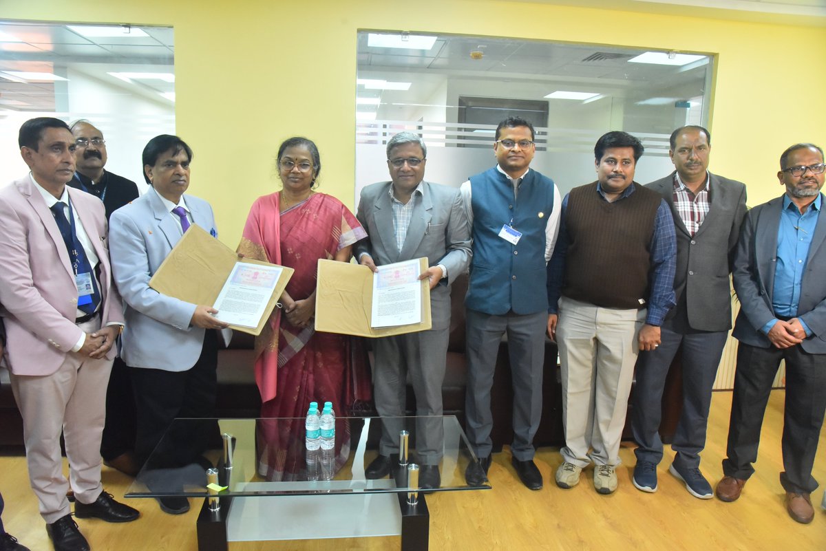 csirampribhopal's tweet photo. CSIR-AMPRI inks MoU with IIT Indore for academic and R&amp;D Collaboration. The agreement exchanged by Dr A K Srivastava, Director CSIR-AMPRI and Prof. S S Joshi, Director IIT Indore in the gracious presence of Dr N Kalaiselvi, DG CSIR and other dignitaries.
@CSIR_IND @IITIOfficial https://t.co/hURJWzGZQL