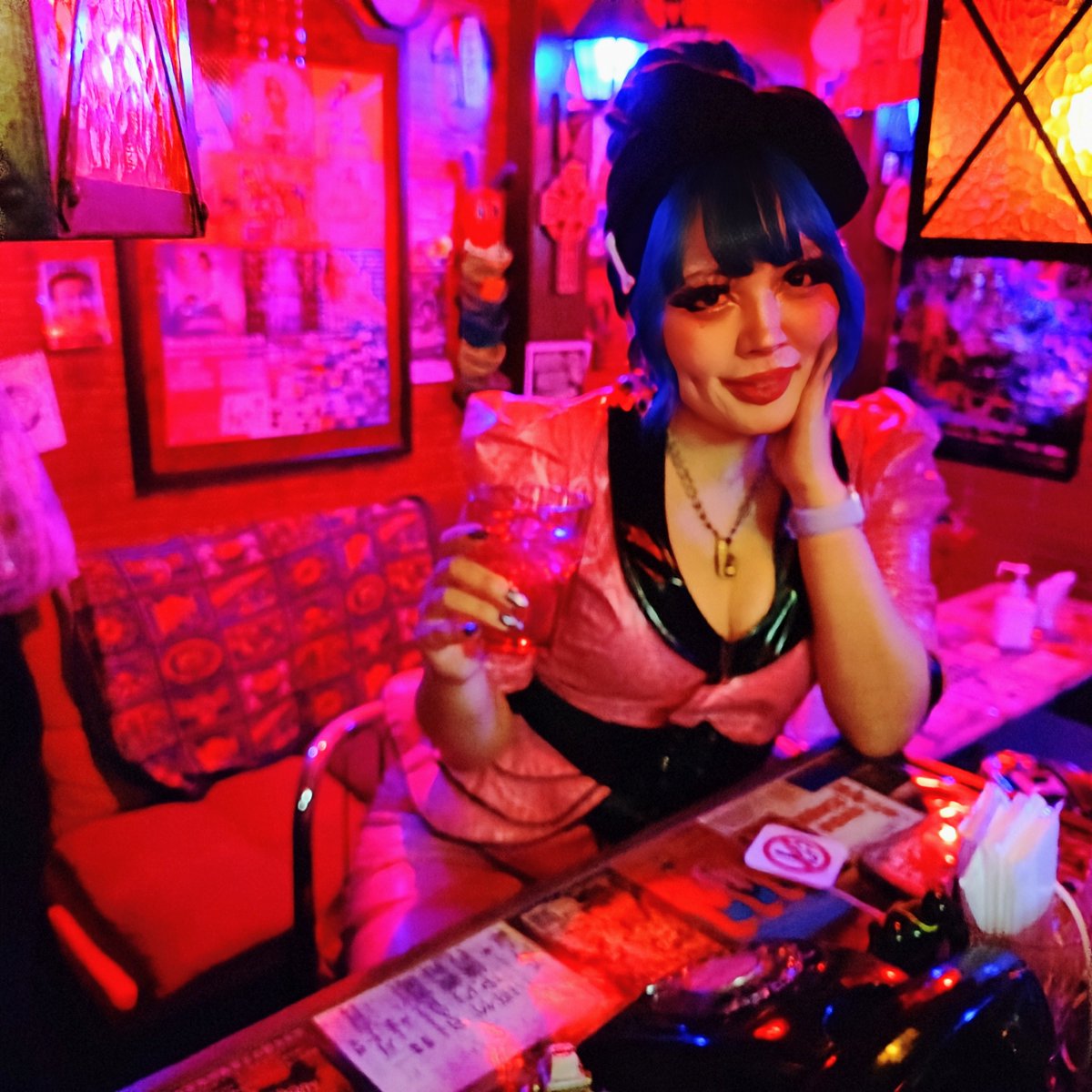 kissazenigeba's tweet photo. 12/22(日)#深夜喫茶銭ゲバ オープン。写真は出勤前に寄ってくれた #FARPLANE 心斎橋PARCO店店長ぺちこ。
https://t.co/R8BRzCPSkn
#銭ゲバ #味園ビル #味園ユニバース #裏なんば https://t.co/4FcTq1BG71