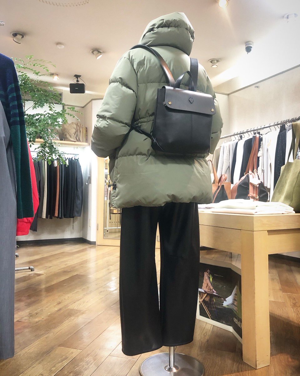 green_cafe's tweet photo. 本格的な冬の寒さになりました。
屋外は寒くて室内は暖かい。
そんなイメージでコーディネート。
本格的な冬の寒さになりました。
屋外は寒くて室内は暖かい。
そんなイメージでコーディネート。
#冬コーデ #buvetica #aecablanc #cledran #trippen #nishiguchikutsushita #大人カジュアル #大人服 https://t.co/Qiy84fkRps