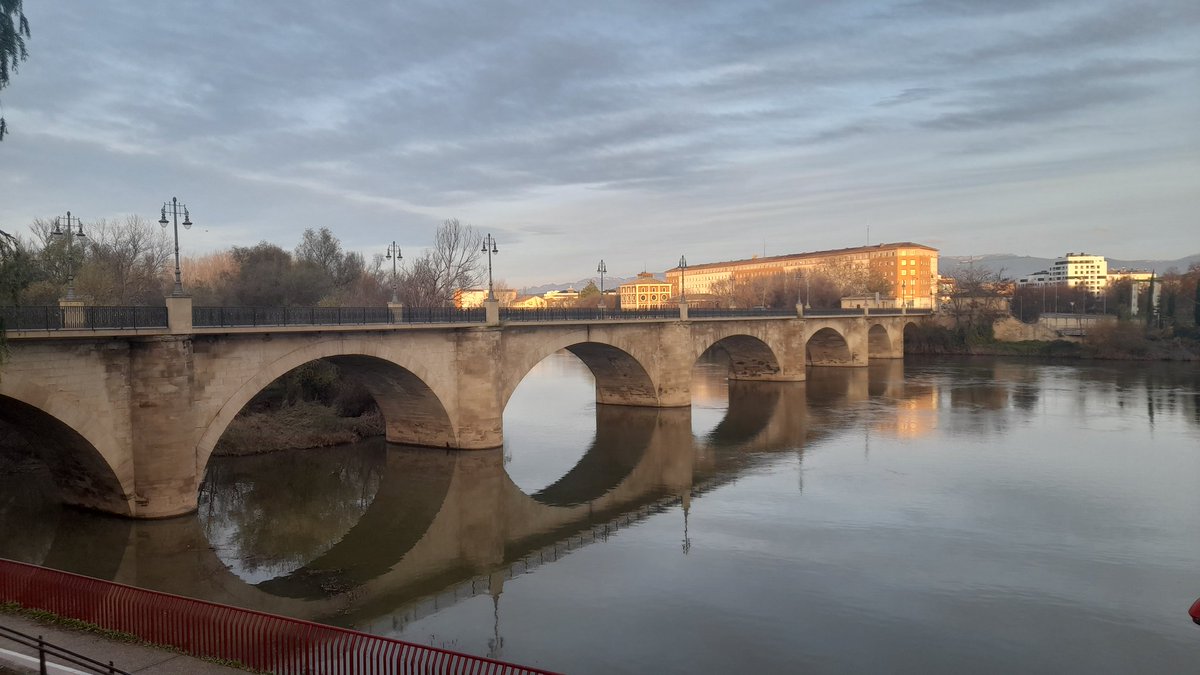 Buen día en Logroño con una temperatura de 7 grados. <a href="/agomezmeteo_tve/">Andrés Gómez</a> <a href="/anamaria190977/">Ana María Herrero</a> <a href="/aquilatierratve/">Aquí la Tierra</a> <a href="/ElTiempo_tve/">El Tiempo en TVE</a> <a href="/ElTiempoA3/">El Tiempo de Antena 3</a> <a href="/fcocachometeo/">Francisco Cacho</a> <a href="/lasextameteo/">La Sexta Meteo</a> <a href="/sibilafc/">Silvia Ferrer</a> <a href="/tomeandres/">Andrés Tomé</a> <a href="/meteosegovia/">Adrián Escobar</a> <a href="/martinraul16/">Raúl Martín☀️⛈🚴🏼‍♂️🎄🌟</a>