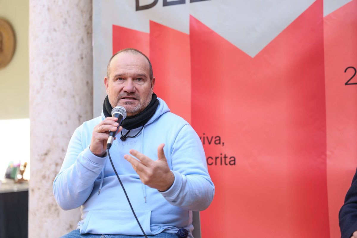 Comencem el matí al claustre amb Carles Durà, presentant la seua novel·la “L’Àlex del somriure” (<a href="/universllibres/">Univers</a>), Premi Roc Boronat d’enguany, junt a Antoni Rubio (<a href="/antonirubio/">Antoni Rubio</a>).