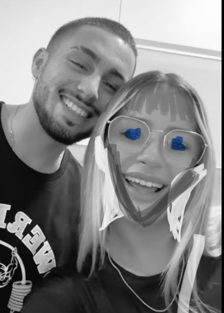 Zootografiando's tweet image. Anda que no se nota nada que Laura se ha afilado la cara con photoshop! Y puesto flequillo y ojos azules #Ruscar22D #GH22D