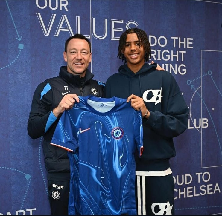 FabrizioRomano's tweet photo. 🔵🔐 Chelsea have secured the future of 2007 born CB Olutayo Subuloye after he signed his first professional contract with the club.

John Terry also attended the signing with the club seeing important potential in the young CB. https://t.co/oa9E2cBwKm