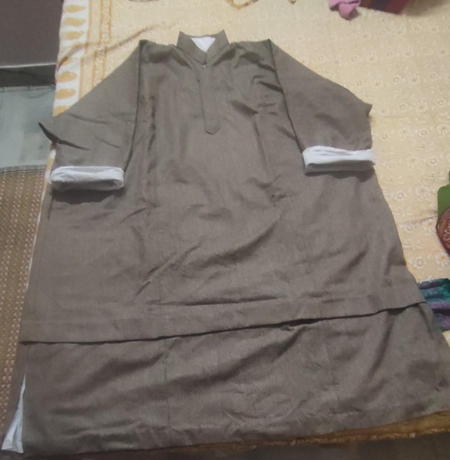 autar_peshen's tweet photo. Without Pheran we are incomplete.K Ps wear the original form of Pheran.
Our Pheran has a longer size "RAAD"with extra width called " Hoonz" and outer fold near knees called " LAAD" and we wear it with inside cotton same size "poos" arms outward folded
#Pheranday https://t.co/2unZpNJXPl