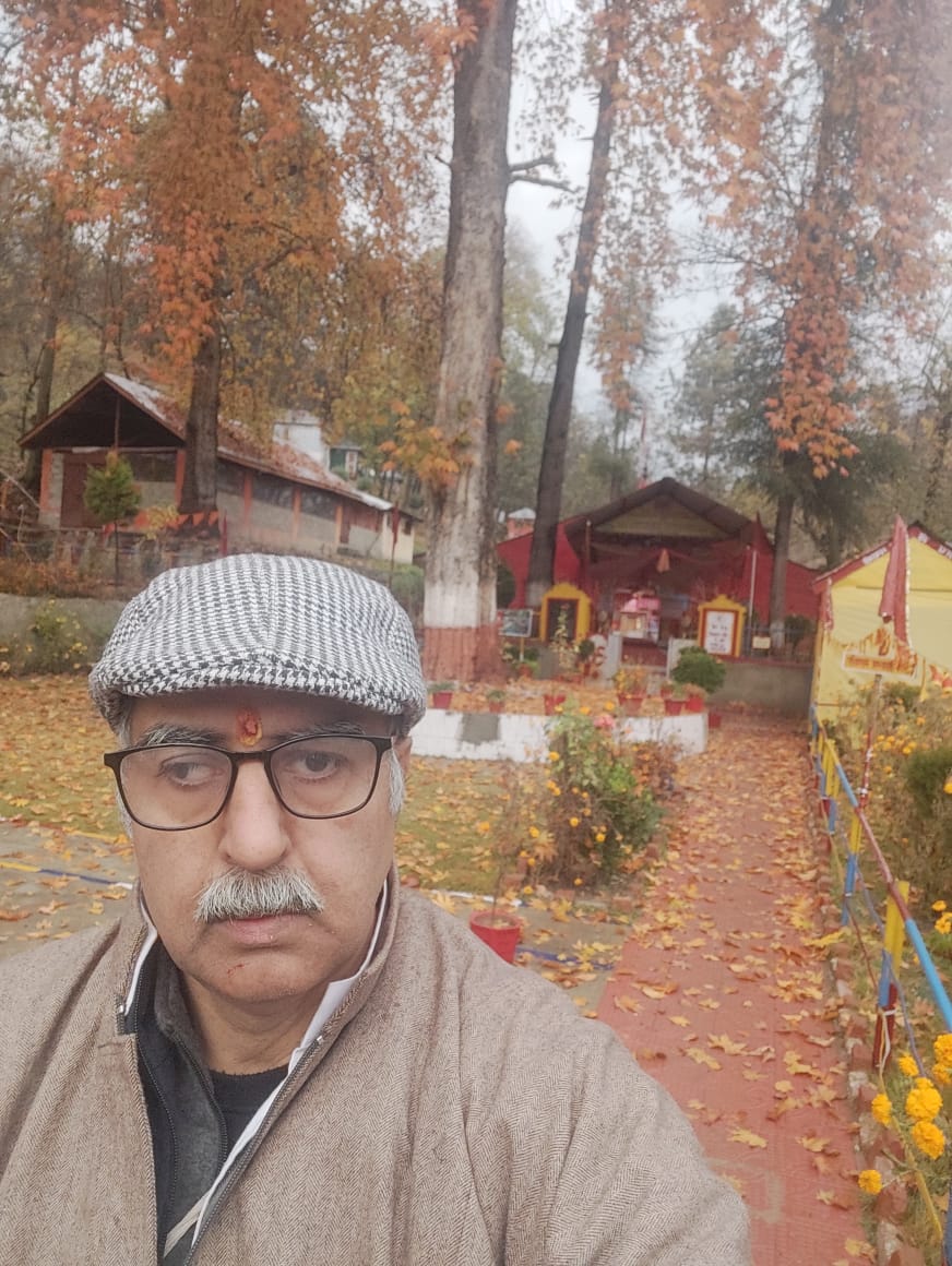autar_peshen's tweet photo. Without Pheran we are incomplete.K Ps wear the original form of Pheran.
Our Pheran has a longer size "RAAD"with extra width called " Hoonz" and outer fold near knees called " LAAD" and we wear it with inside cotton same size "poos" arms outward folded
#Pheranday https://t.co/2unZpNJXPl