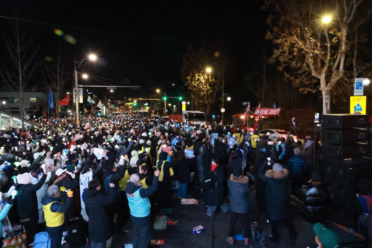 우리들의 연대가 기어코 전봉준 투쟁단 트랙터를 서울로 입성시켰습니다 눈물나는 하루였습니다. 정말 고맙습니다. 하루 빨리 윤석열을 체포시키고 진보당이 양곡관리법을 포함한 농민3법 국회에서 끝까지 책임지고 통과시키겠습니다!