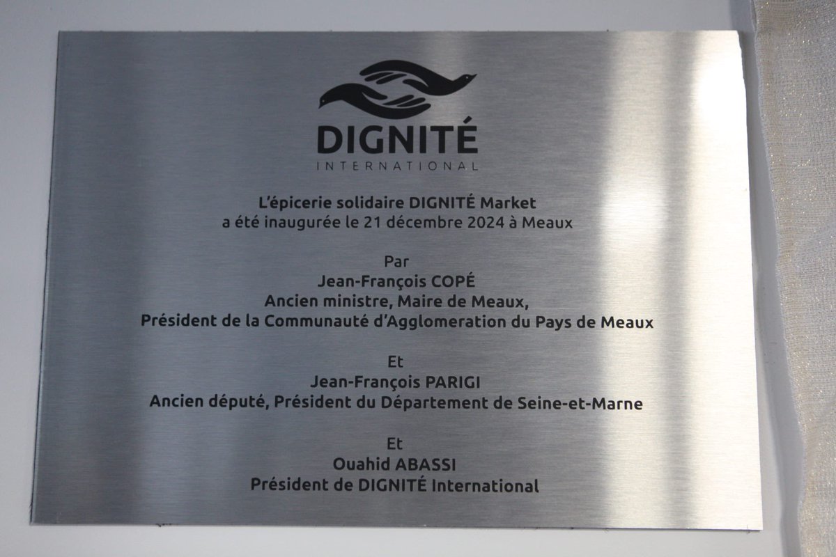 En présence de <a href="/jf_cope/">Jean-François Copé</a> Maire de Meaux
et <a href="/Jf_Parigi/">Jean-François PARIGI</a> Président du Departement Département de Seine-et-Marne,  des élus, acteurs associatifs, d’entrepreneurs et donateurs, DIGNITÉ International a le plaisir d’inaugurer à la veille de Noël, sa première épicerie solidaire à Meaux.