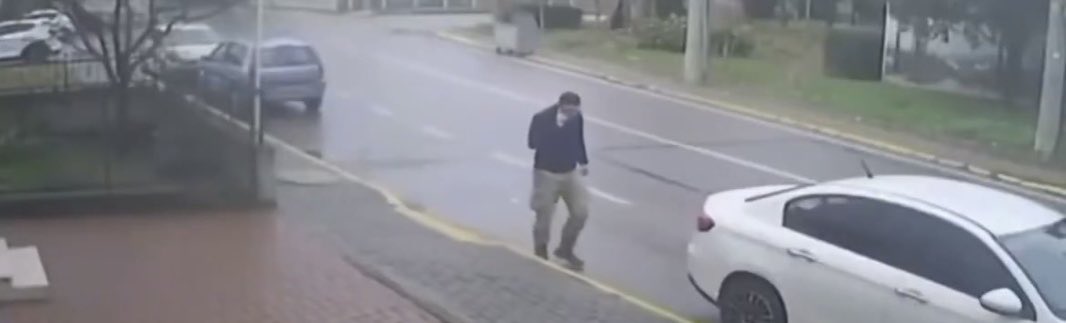 ErcanSeki's tweet photo. Dağ gibi bir delikanlı
Telefon ile konuşurken…

Gelen muhtemelen kötü bir haber

Kaldırıma çöküp kalıyor. Silahını çıkarıp hiç düşünmeden sıkıyor

Pazar sabahına bir #UzmanÇavuş’un canına kıydığı görüntüyle uyandı Türkiye

Can kurtarması gerekenler
canına kıyıyor

Çok acı çok 😢 https://t.co/hlWk0dhOdG