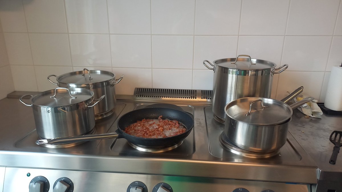 Bij gebrek aan gastvrouwen/kok door ziekte 🤒 mag ik vandaag koken 🧑‍🍳voor mijn 21 bewoners 💚🏡 #Anjerhuis #Ridderkerk 💚 #ZuurkoolstamppotMetSpekkiesEnRookworst 💚