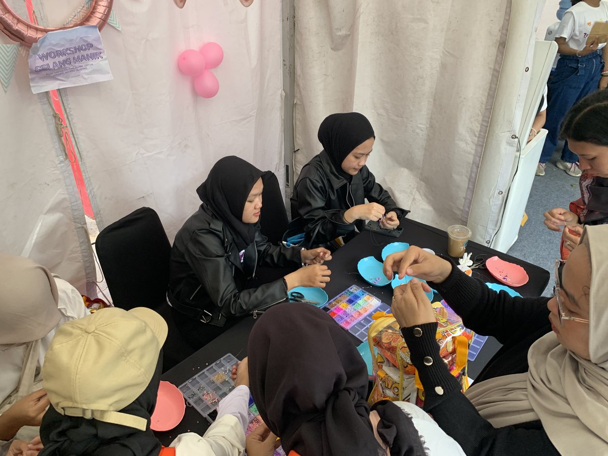 17CARATS_INA's tweet photo. [#EVENT] CHITATO FANDOM CORNER AT FESTIVIBES JAKARTA 2024!!

TODAY ACTIVITY : 

✨VOUCHER FREEBIES
✨BEADS WORKSHOP

Sponsored by: @mychitato
#FestivibesJakartaxChitato #FestivibesJakarta2024 #LeadTheWave https://t.co/TReihRInKF